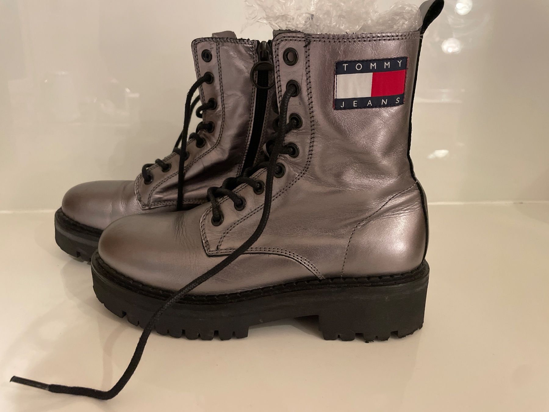 Tommy Hilfiger Damenschuhe: Silbrige TOMMY JEANS Leder Boots Gr. 37 – Gebraucht aus Frasnacht von GracyStore