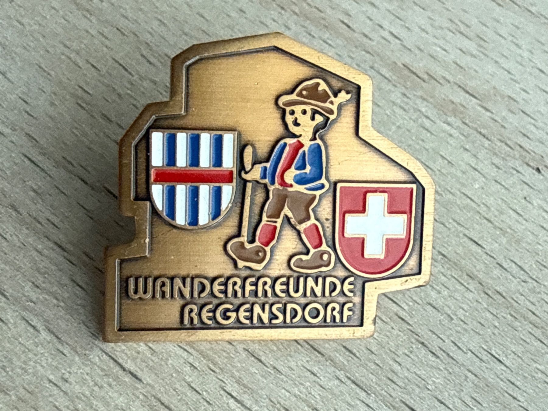 Placchette & Badge: Pin Wanderfreunde Regensdorf – Usato da Glattbrugg venduto da Schweigmatt