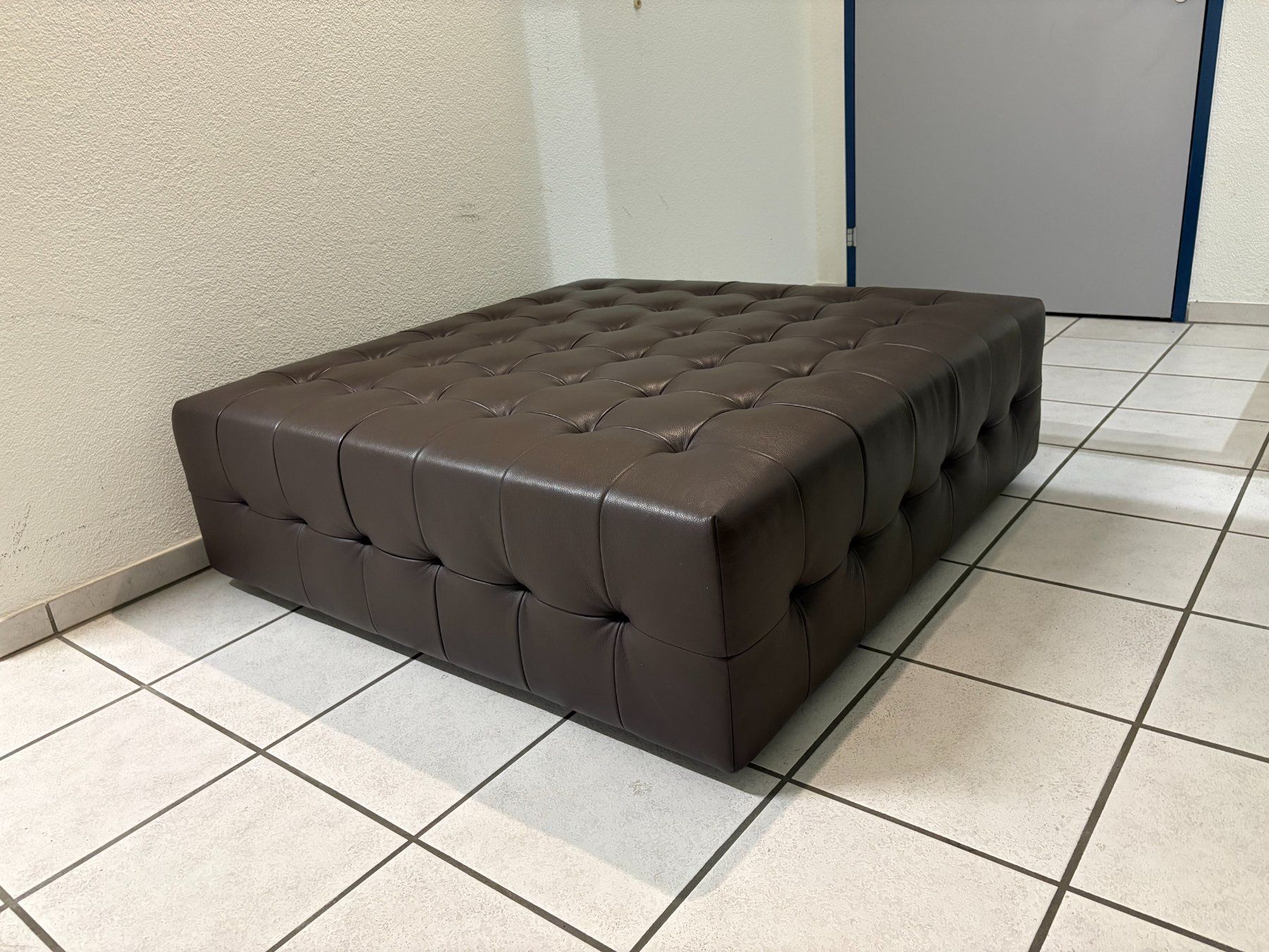 Sgabelli: 114cmx114cmx39cm echtes Leder Hocker Tisch Hocker gross – Usato da Ottenbach venduto da TimelessEmotions. 1