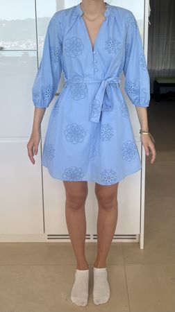 kurzes Sommerkleid mit Stickereien
