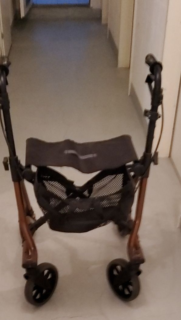 Gehhilfen: Rollator klappbar braun schwarz – Gebraucht aus Hinwil von Nabe1 1