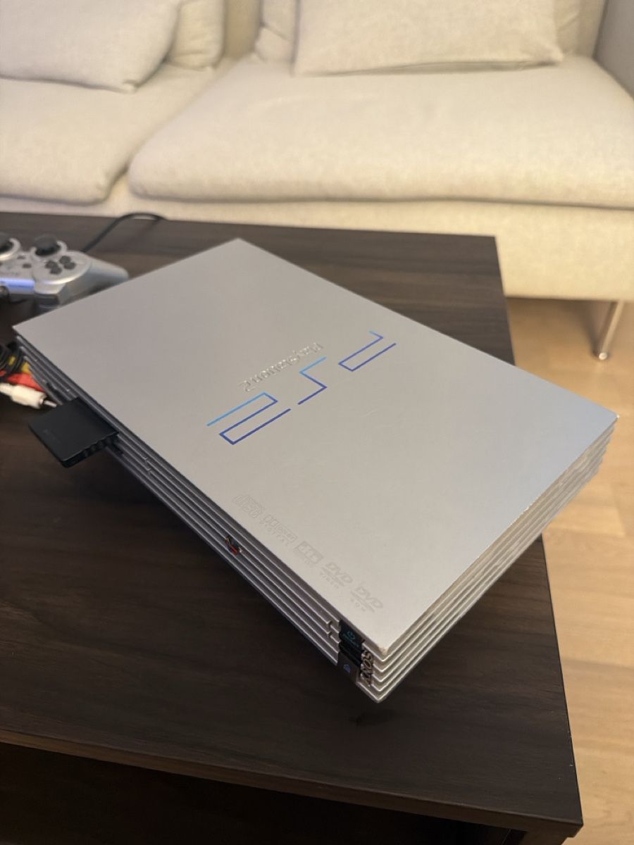 Sony Console: Playstation 2 SCPH-50004 silver console with controller – Usato da Zug venduto da fre_w72x 4