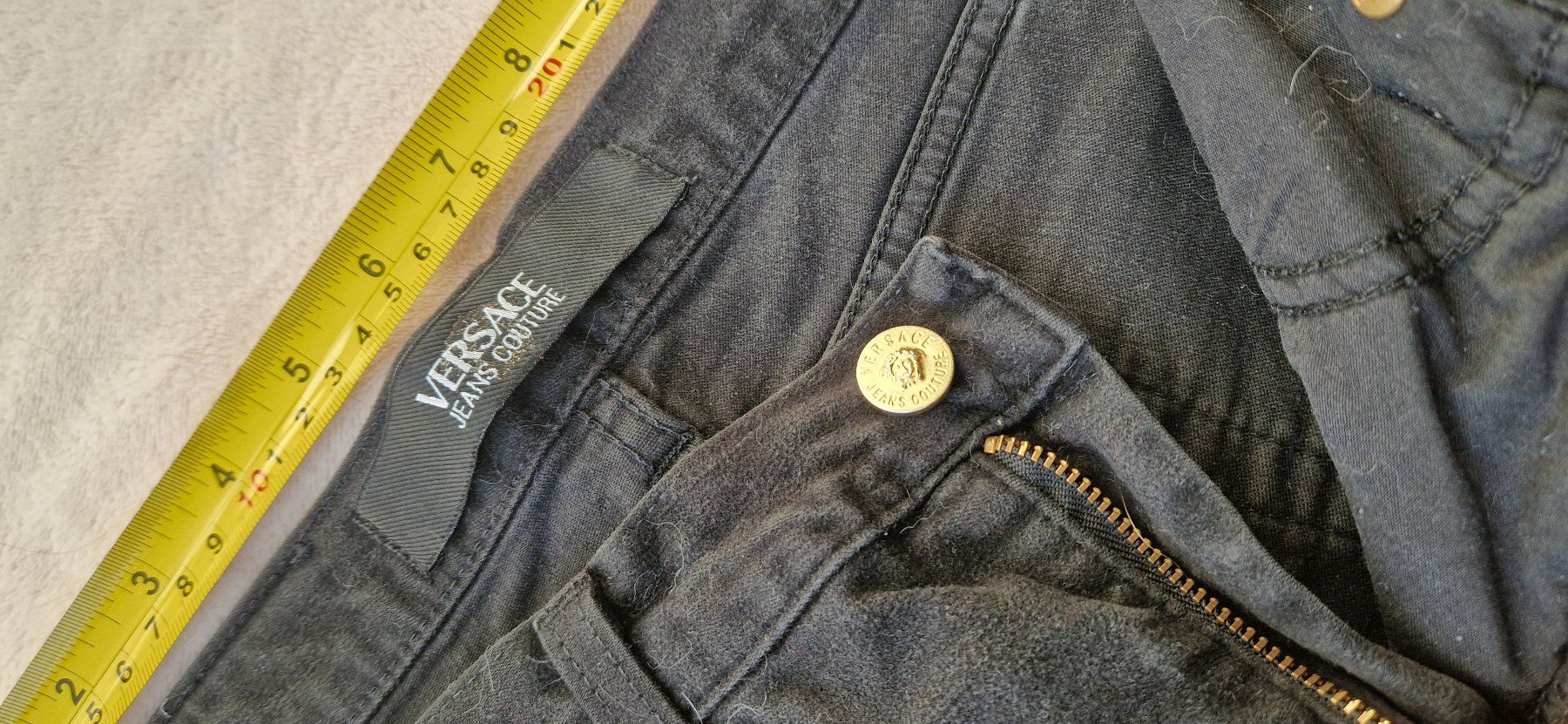 Versace Pantaloni: pantalon Versace 27/41 velours fin – Usato da Epalinges venduto da Ozili 2