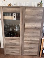 Holzvitrine mit Glasböden und Schubladen.