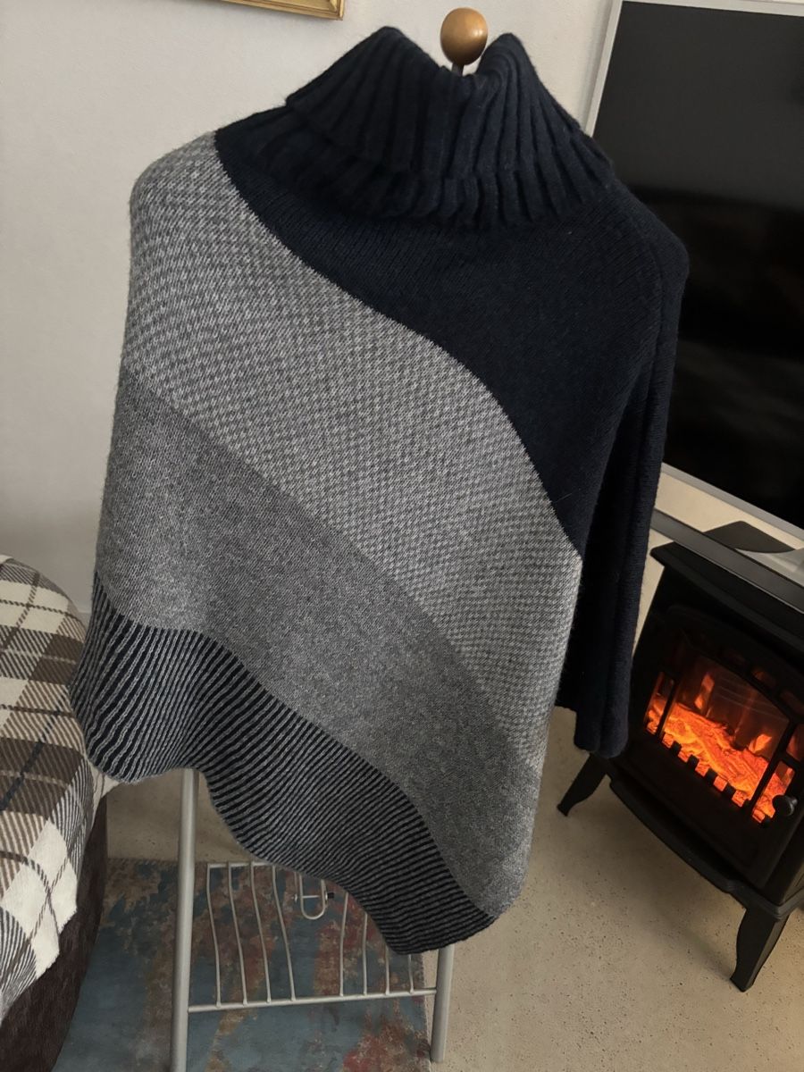 Sonstige Damenmode: Poncho – Gebraucht aus Rheinfelden von Jeva-Anna 3