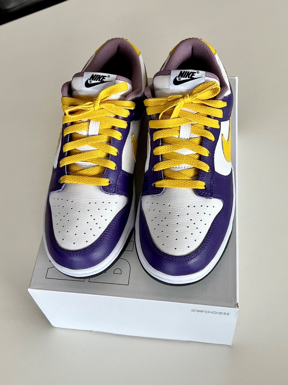 Nike Scarpe da uomo: Nike Dunk low by you Lakers 43 – Nuovo e nell'imballaggio originale da Savièse venduto da Cedric007 1