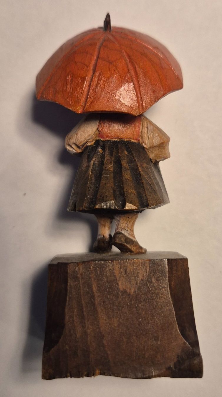 Skulpturen & Statuen: Brienzer Mädchen mit Schirm aus Holz handgeschnitzt – Gebraucht aus Neerach von SilliS 2