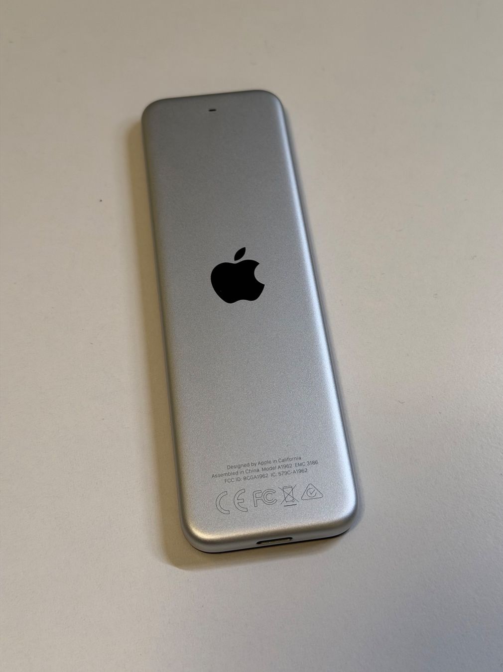 Apple Fernbedienungen: Siri Remote (1. Generation) mit Lightning-Anschluss – Gebraucht aus Niederrohrdorf von BugZ 1