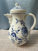 Meissen Kaffeekanne Zwiebelmuster mit Rosenknauf Porzellan