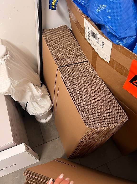 Kartons: Umzugskartons – Neu und originalverpackt aus Siebnen von dia_672h 2