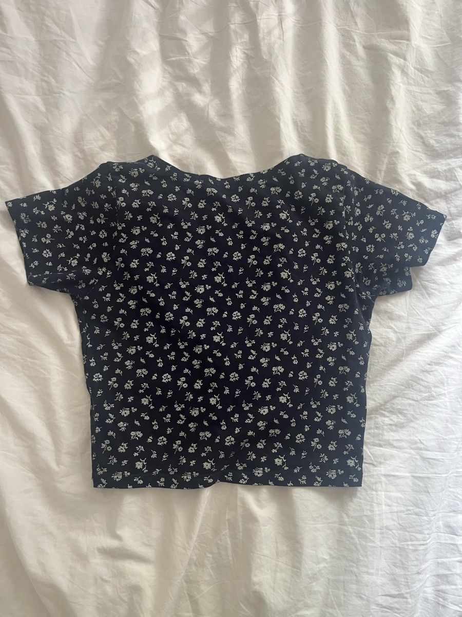 Brandy Melville T-Shirts: Haut Brandy Melville à fleurs – Gebraucht aus Biel/Bienne von Car_Schuss 1