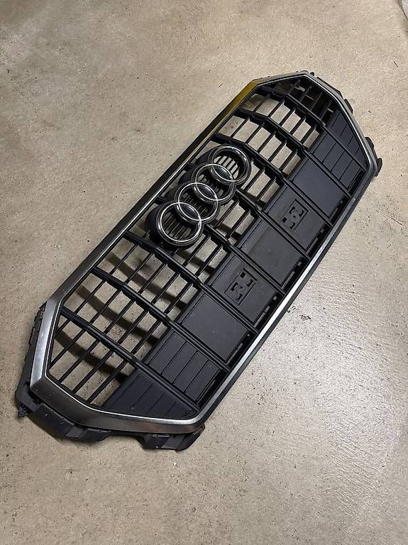 Audi Tutti pezzi di ricambio auto: Original Kühlergrill Frontgrill Audi Q3 F3 – Usato da Küsnacht ZH venduto da Csm1899