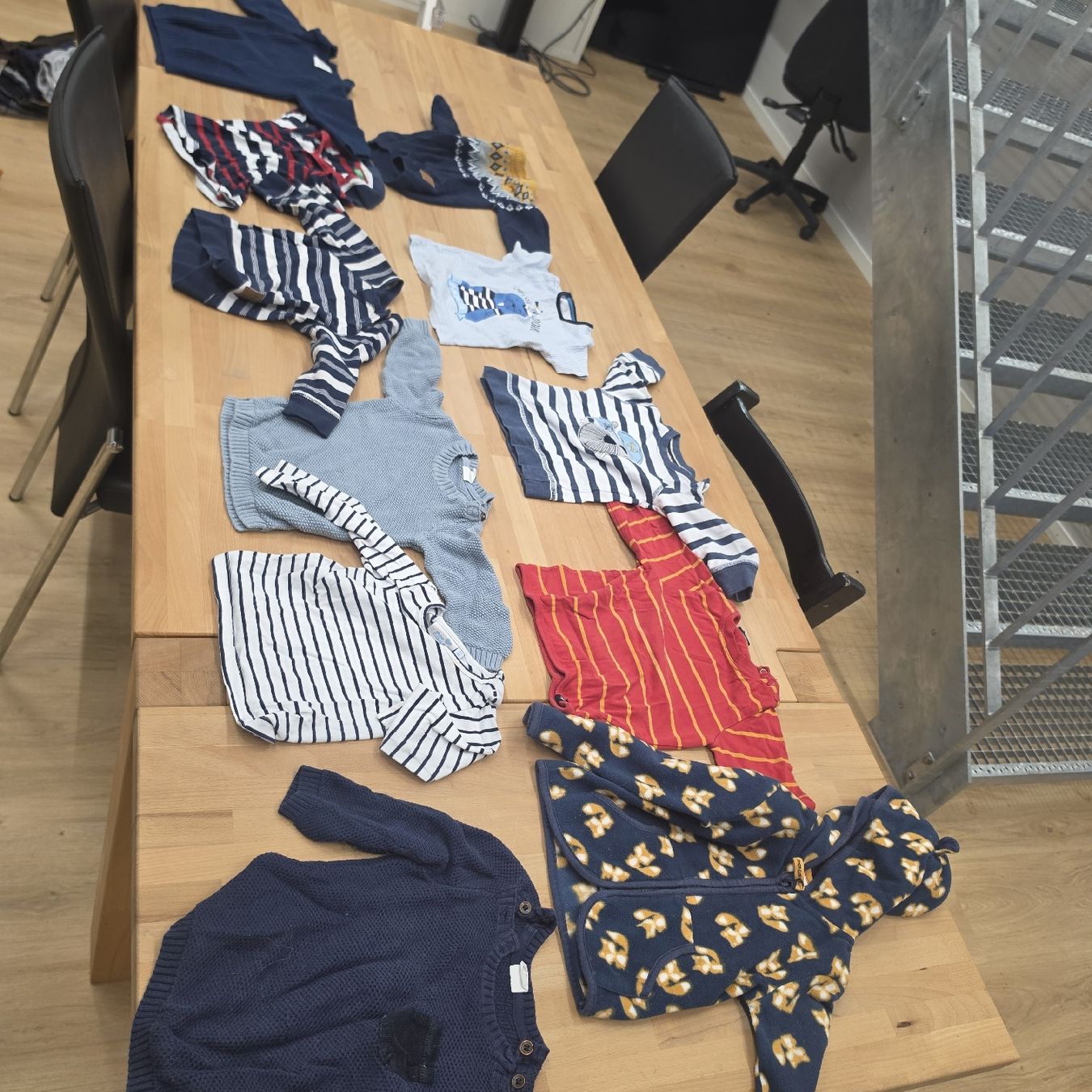 Ensembles coordonnés: Kinderkleider-Paket Gr. 80 – Hosen, Pullover & Shirts – D'occasion à St. Gallen par baenziger27 4