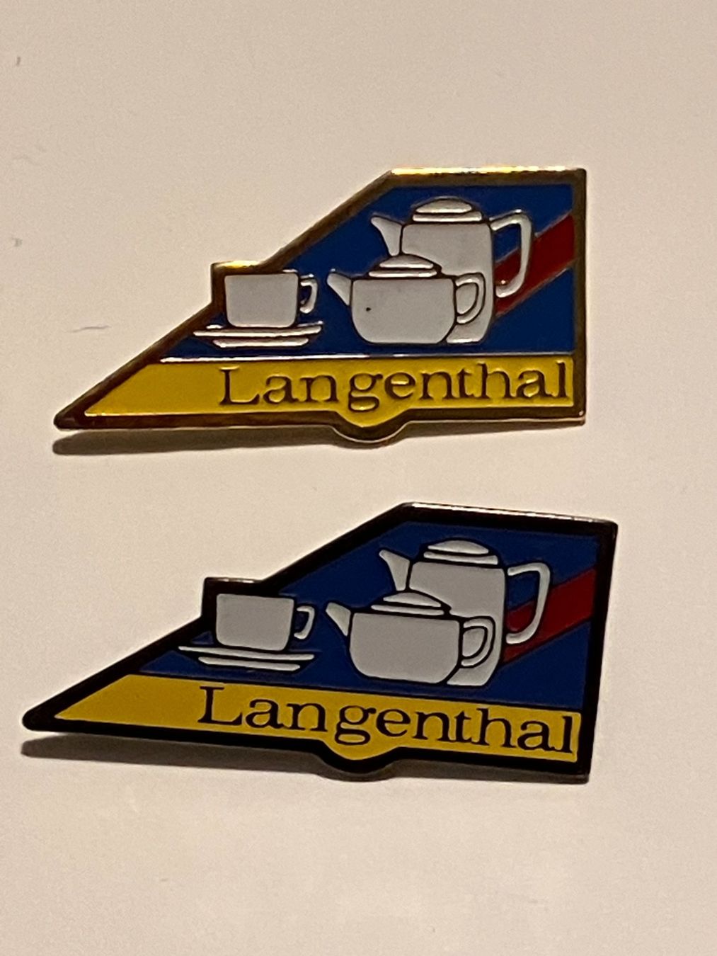 Placchette & Badge: 2 Pin Langenthal (2 verschiedene) Geschirr – Usato da Basel venduto da djwwpp