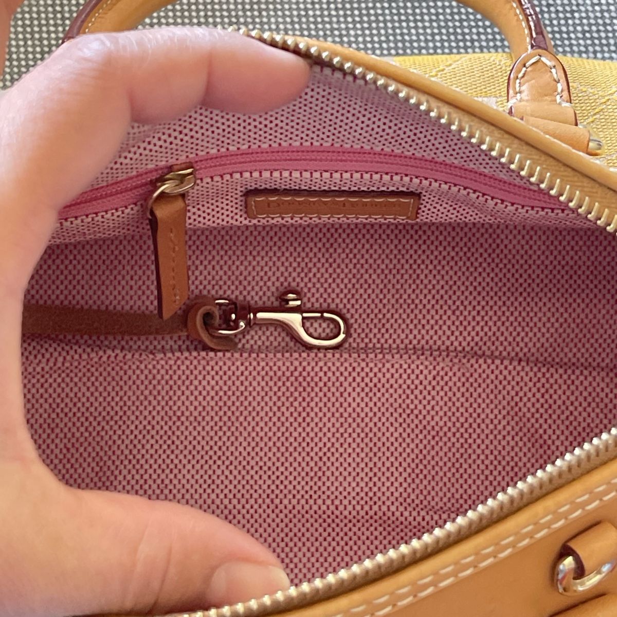Dooney & Bourke Borse: Dooney & Bourke gelbe monogrammierte Hand Tasche – Nuovo (secondo la descrizione) da Bern venduto da dek_7bjd 7
