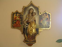 Statue, Flügelaltarbild Madonna mit Jesuskind und 2 Engeln