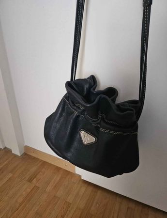 Schwarze Maison Mollerus Umhangtasche aus Leder.
