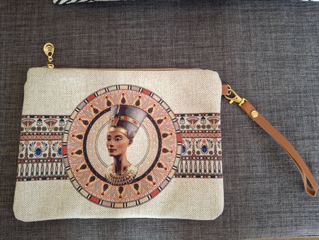 pochette Nefertiti achetée en Égypte 