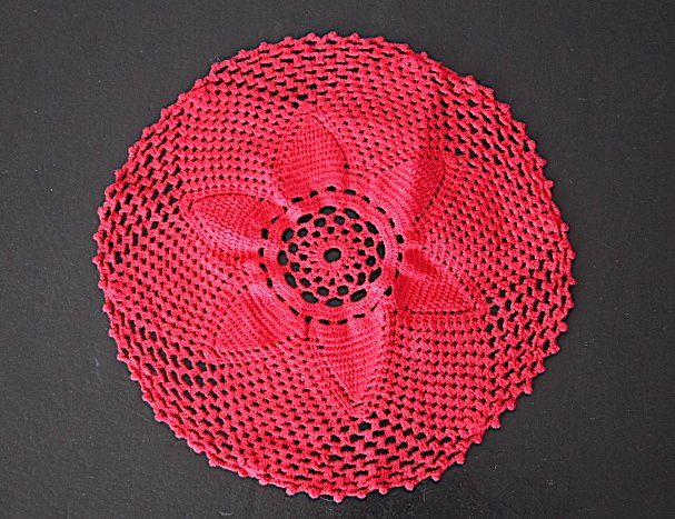 Altra biancheria da tavola: Rotes Häkeldecke , Durchmesser ca. 25 cm – Usato da Locarno venduto da fripui