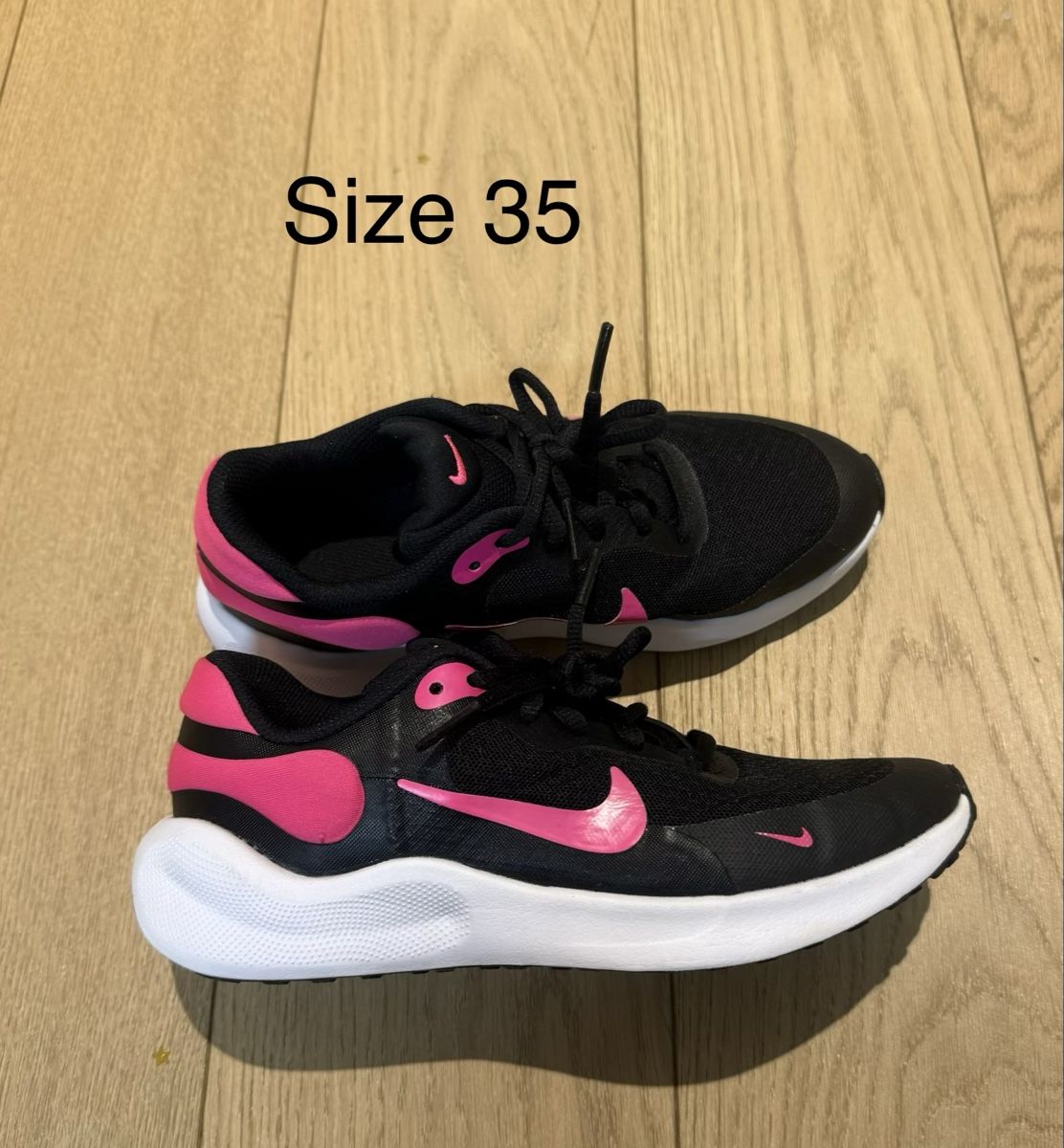 Nike Chaussures filles: Nike Turnschuhe – D'occasion à Flurlingen par NatDrake