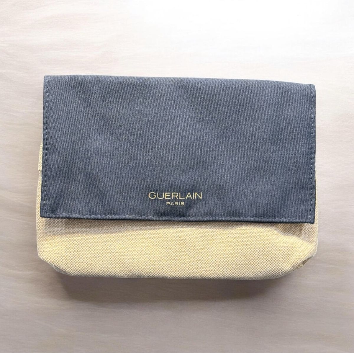 Guerlain Kosmetikkoffer: Pochette Guerlain Paris – Neu und originalverpackt aus Châtel-St-Denis von Montclair_Swiss
