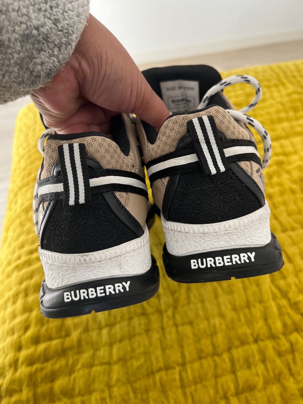 Burberry Scarpe da uomo: Burberry Schuh Gr.36 – Usato da Hunzenschwil venduto da maupizz 1
