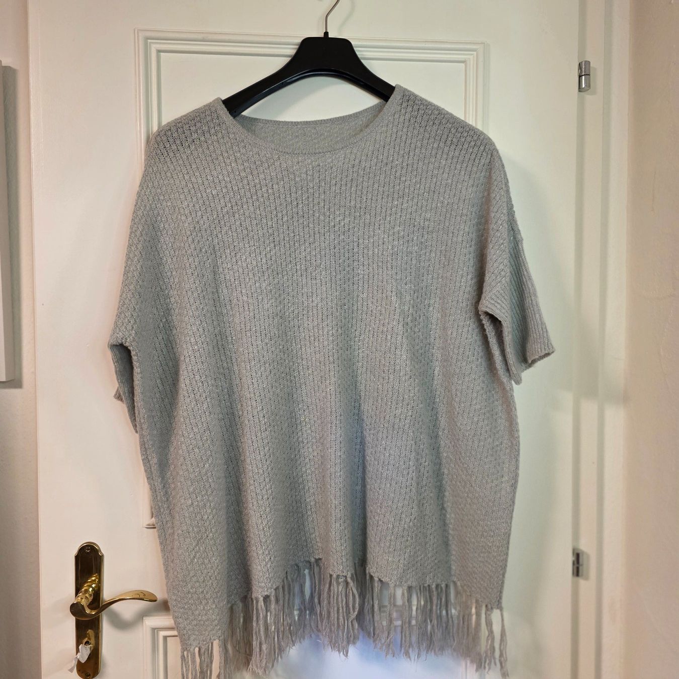 Sonstige Damenmode: Strick-Bluse  mit Fransen, Einheitsgrösse, Grau XL Oversize – Gebraucht aus Wald ZH von CapLux 1