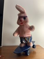 Lapin rose sur skateboard, objet de collection rare!