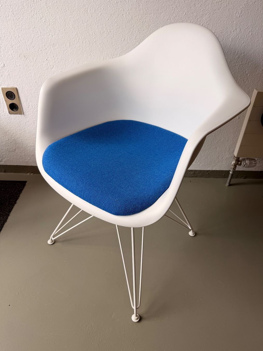 Vitra Sedie: Vitra Eames Plastic Armchair mit Sitzpolster und Metall UG – Usato da Küttigen venduto da Judihui50