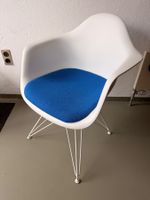Vitra Eames Plastic Armchair mit Sitzpolster und Metall UG