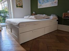 Doppelbett mit Schubladen