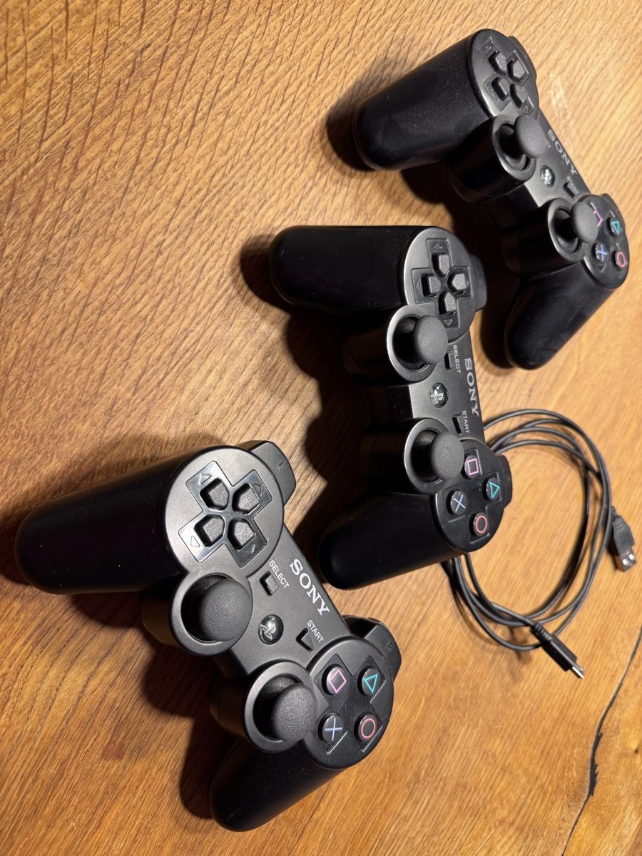 Sony Consoles: 3 Sony PlayStation 3 Controller schwarz mit Kabel – D'occasion à Hinwil par da_wintschi85