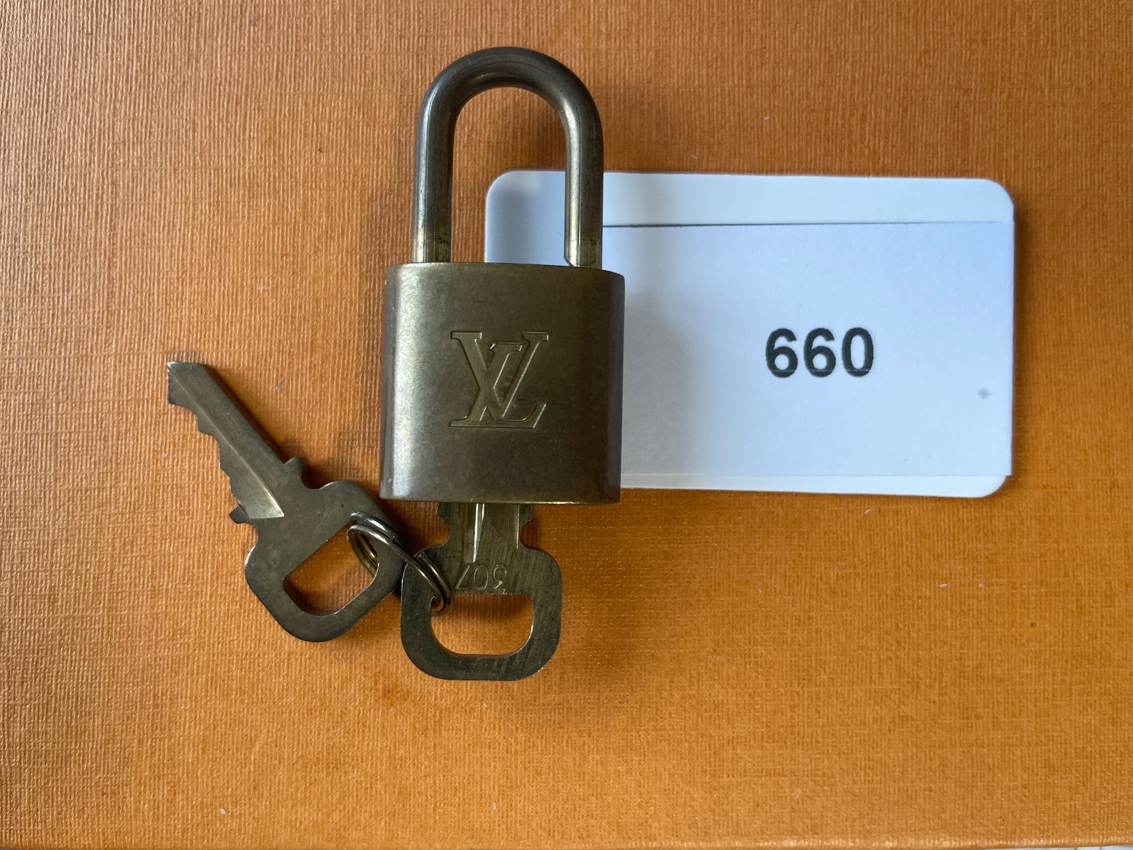 Schlösser: Louis Vuitton Schloss - Nr. 660 – Gebraucht aus Hittnau von LuxAndMore