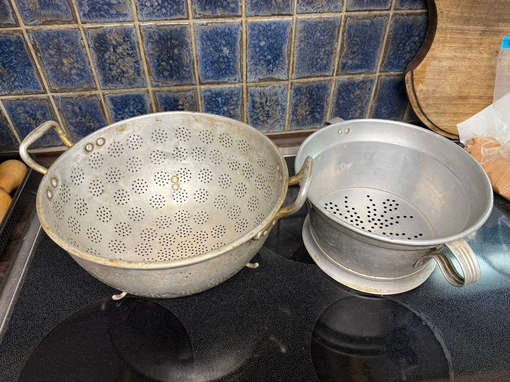 Küchengeräte: Vintage Küchen-Siebe Set, 2-teilig, Alu. – Gebraucht aus Agriswil von Windcheetah
