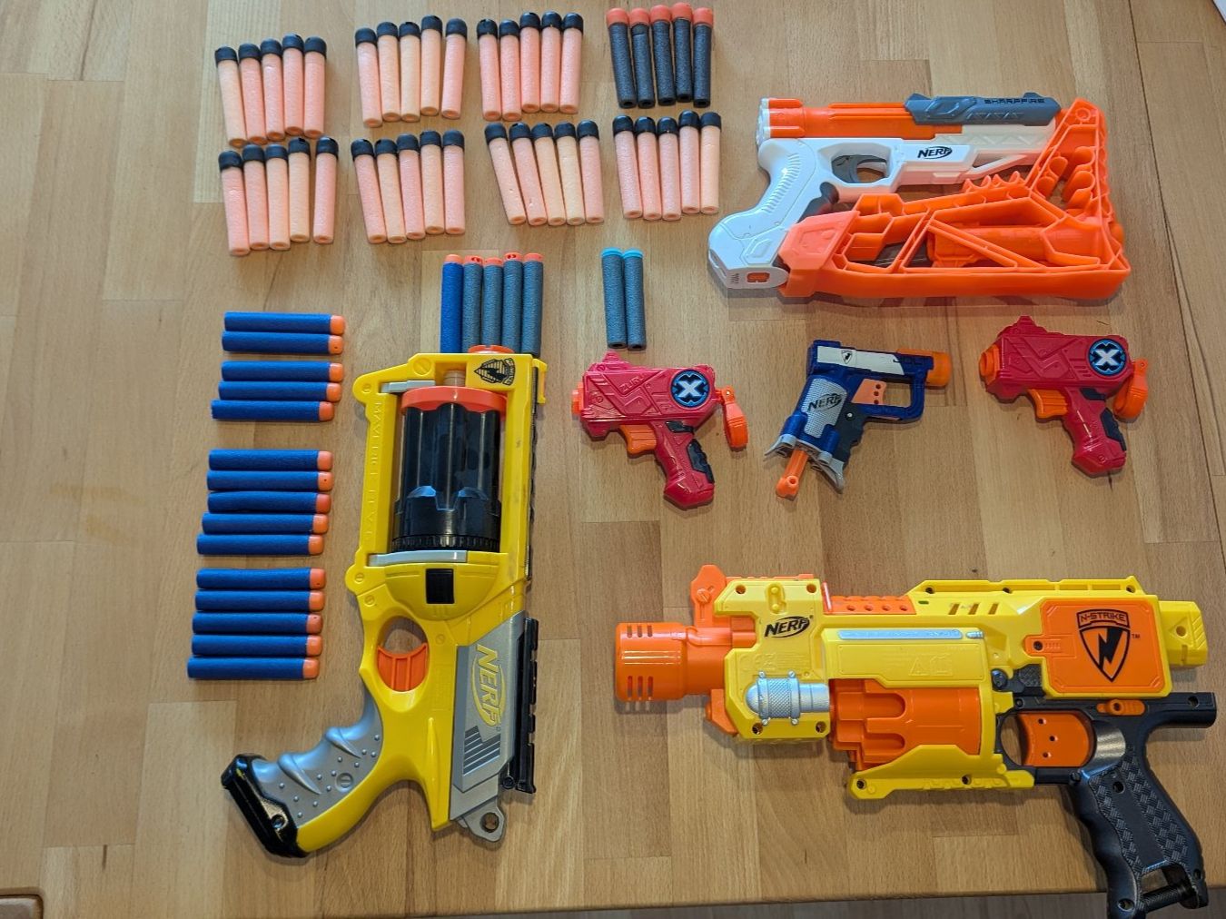 Nerf Giocattoli: Dartblaster Sammlung - 4xNerf/2xZuru XShot – Usato da Bern venduto da Lenny5156