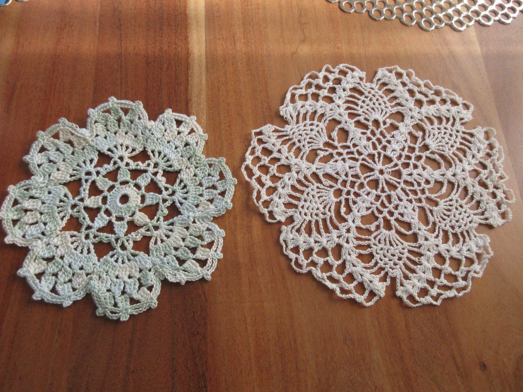 Sottobicchieri: 2 Hand made/Spitzendeckchen/gehäkelt Untersetzer/lacework! – Usato da Goldach venduto da mamakotzi 1