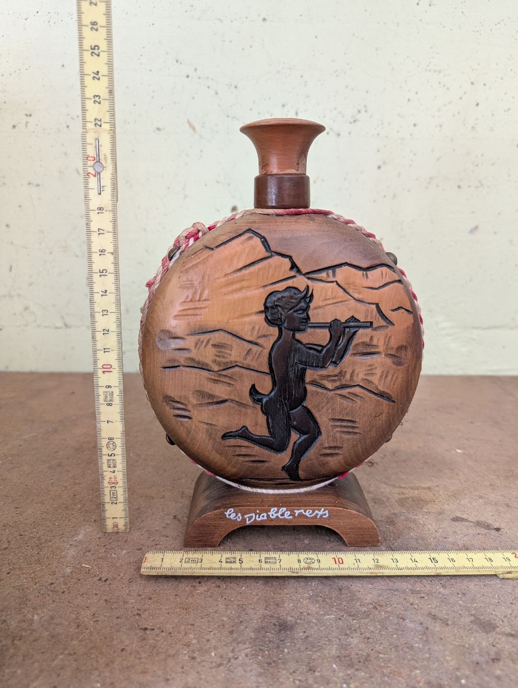 Flacons: Flacon décoratif bois sculpté "les diablerets"  – D'occasion à Troistorrents par lRedKing