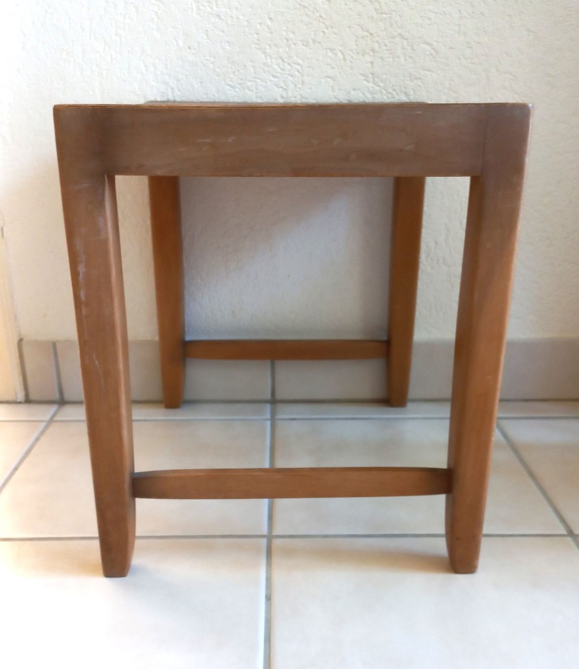 Sgabelli: Vintage dänischer Hocker mit Inschrift, Teak oder Buche – Usato da Bévilard venduto da Orscha 3