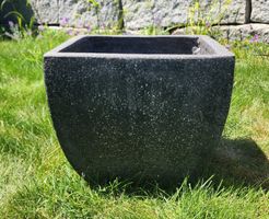 Grosser Blumentopf in grau aus Stein