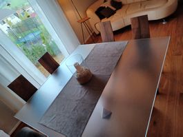 Tischset: Glastisch mit Nussbaum-Kreuzbein Nussbaumstühle