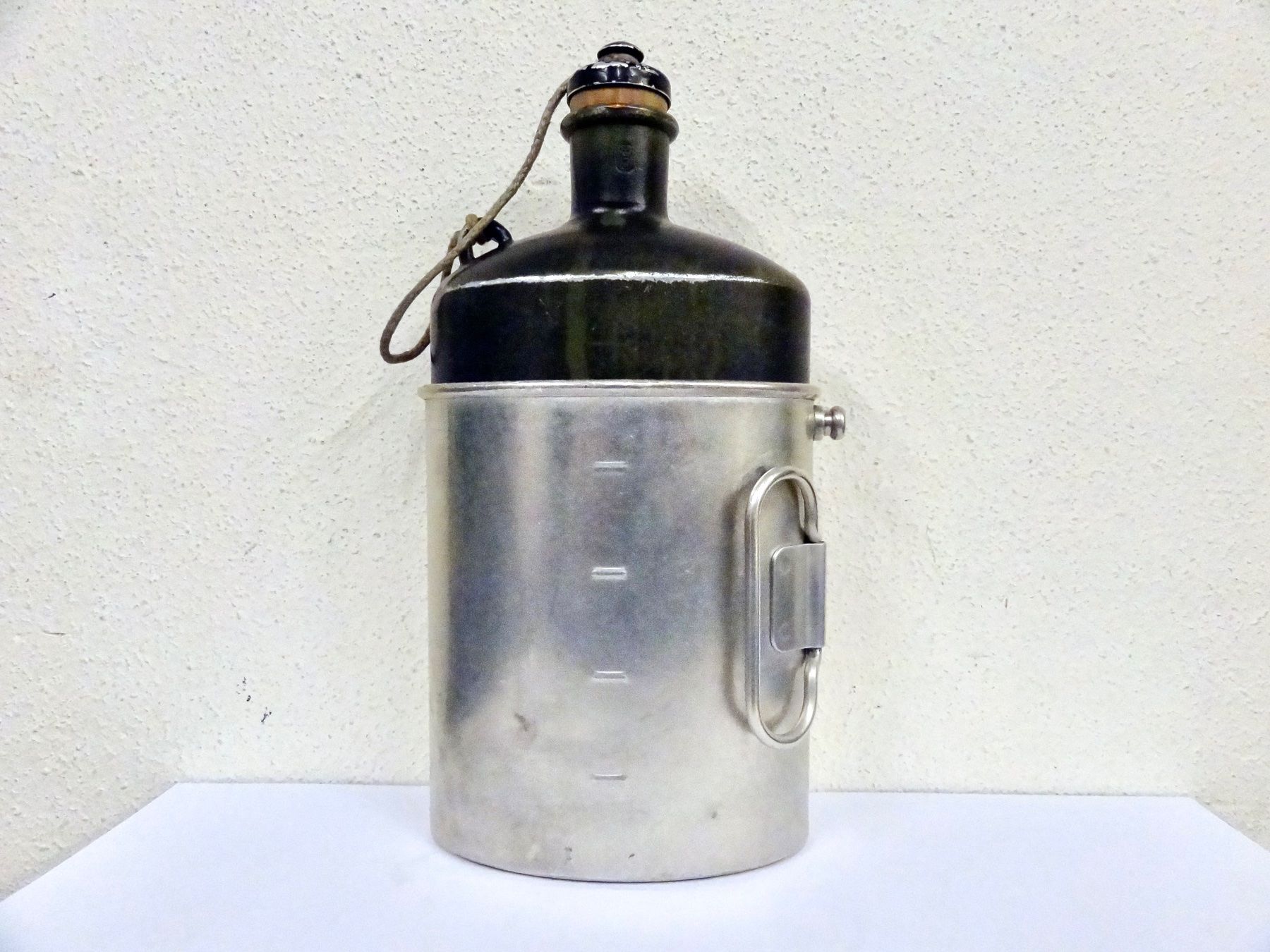 Schweizer Armee Attrezzatura & Pezzi di ricambio: Feldflasche MB 1940 mit Becher SIGG 1971 Schweizer Armee – Usato da Kerzers venduto da djstarsky73