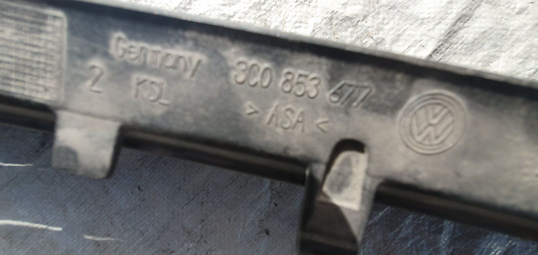 Volkswagen Tutti pezzi di ricambio auto: Vw Passat/3C Stoßstangengitter mitte 3C0853677 – Usato da Langnau i. E. venduto da Superseven69 3