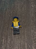 Lego Figur mit blauer Mütze und Schwimmweste