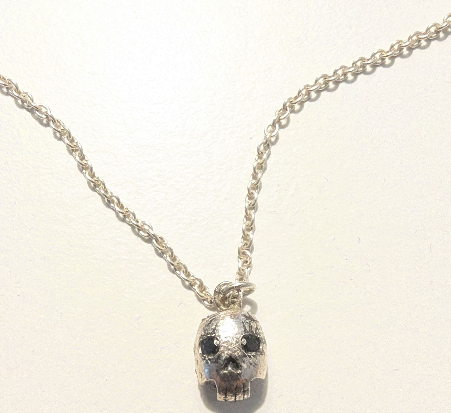 Ciondoli: Collier pendentif tête de mort en argent – Usato da Peseux venduto da Alix26