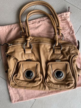 MIMCO Schultertasche aus Leder mit Marmorknöpfen