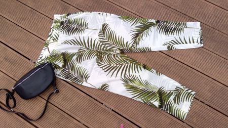 Pantalon blanc motifs feuilles vertes H&M, taille 38, NEUF