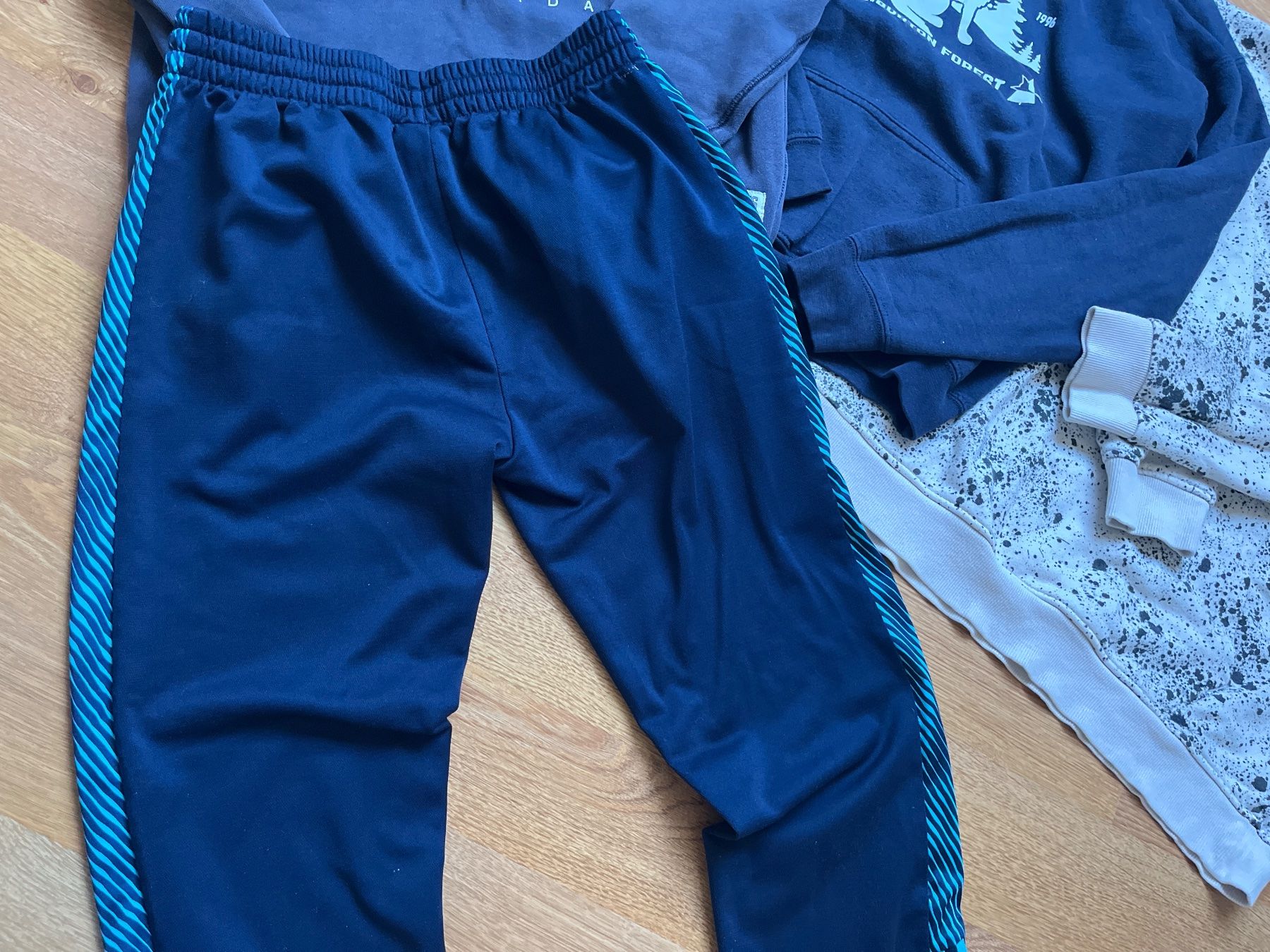 Adidas Kleiderpakete & -sets: Lot de vêtements – Gebraucht aus Genève von fyshbird 3