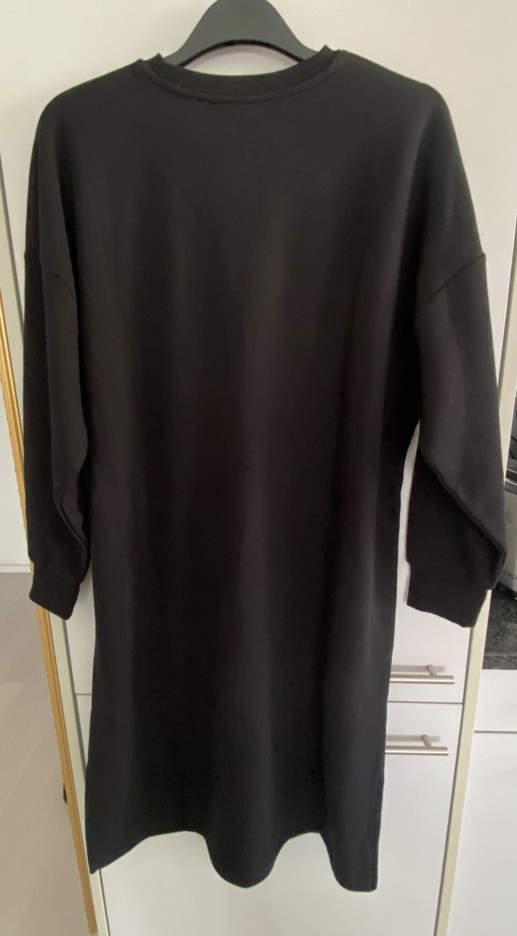 Kleider: Schwarzes Kleid mit Aufschrift, Grösse L – Neu (gemäss Beschreibung) aus Grenchen von olecka24 1