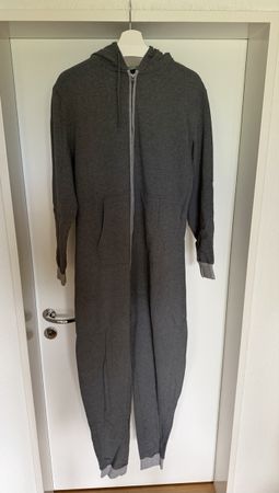 Grauer Onesie / Jumpsuit mit Kapuze - Gr XL in Topzustand!
