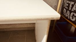 Schreibtisch weiss mit Gebrauchsspuren am Rand gebraucht